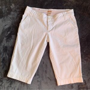 Mossimo Supply Co. White Women’s Bermuda Shorts Size 5.